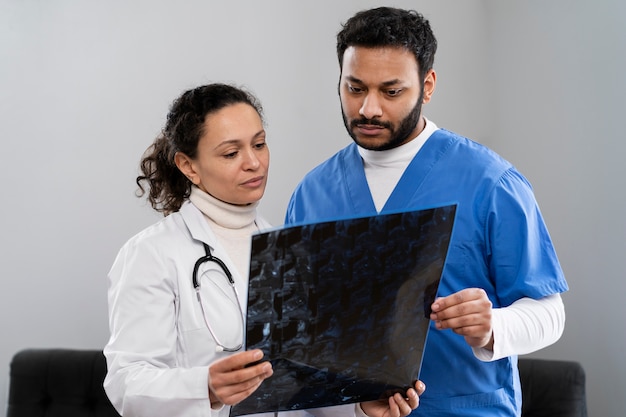 Photo Équipe d'infirmières et de médecins prête pour la journée de travail