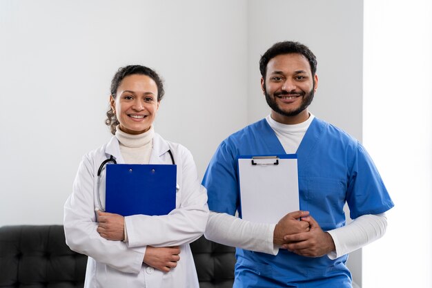 Photo Équipe d'infirmières et de médecins prête pour la journée de travail