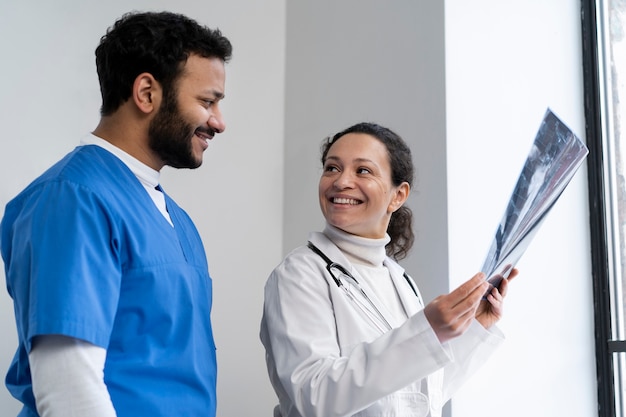 Photo Équipe d'infirmières et de médecins prête pour la journée de travail