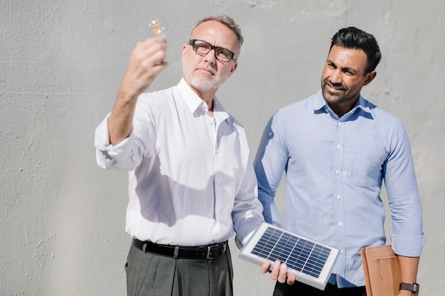 Équipe D'ingénierie Respectueuse De L'environnement Avec Le Panneau Solaire