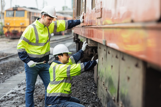 équipe d'ingénieurs maintenance service vieux train diesel cassé parc au dépôt ferroviaire équipe sécurité de travail