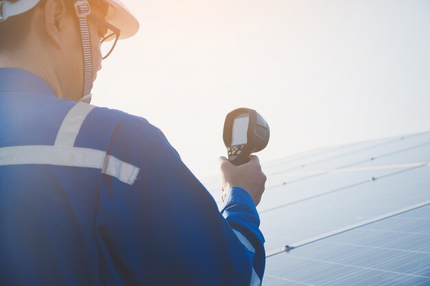 équipe d&#39;ingénieurs travaillant sur le contrôle et la maintenance d&#39;une centrale solaire