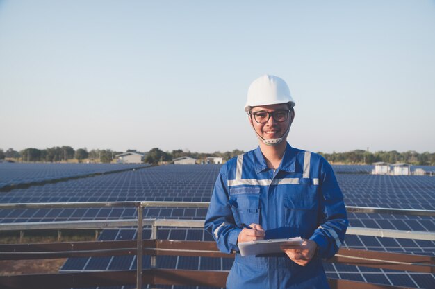 équipe d&#39;ingénieurs travaillant sur le contrôle et la maintenance d&#39;une centrale solaire