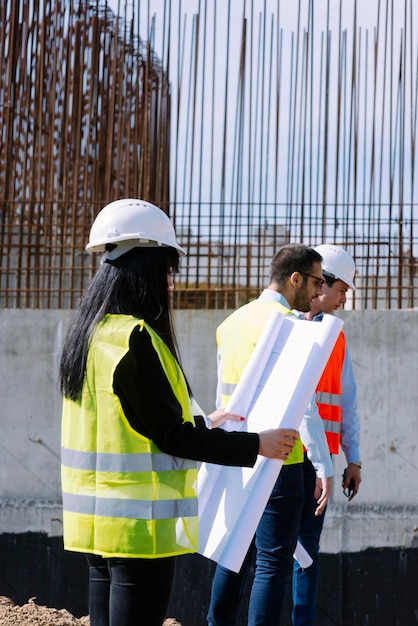 Photo Équipe de jeune homme et femme entrepreneur, partenaire expliquant et inspectant la reconstruction.