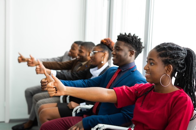 équipe de jeunes africains au bureau avec le geste de la main