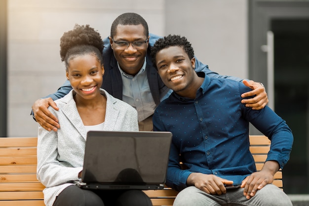 équipe de jeunes africains hommes et femmes avec ordinateur portable