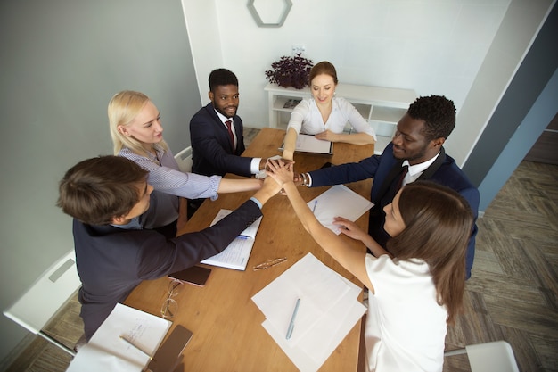 équipe de jeunes belles personnes travaillant au bureau