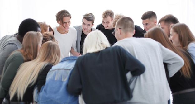 Équipe de jeunes debout en cercle