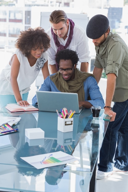 Équipe de jeunes designers créatifs