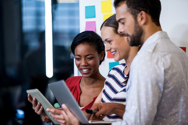 Une équipe de jeunes entrepreneurs discutant ensemble