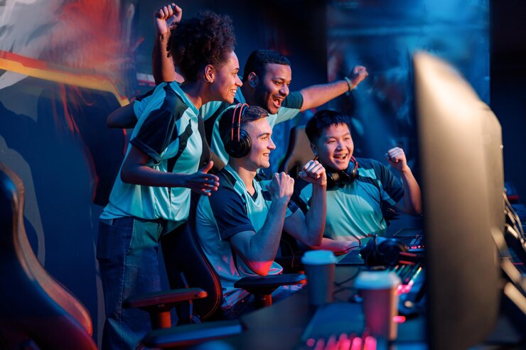 Équipe de joueurs professionnels de cybersport célébrant le succès dans un club de jeu