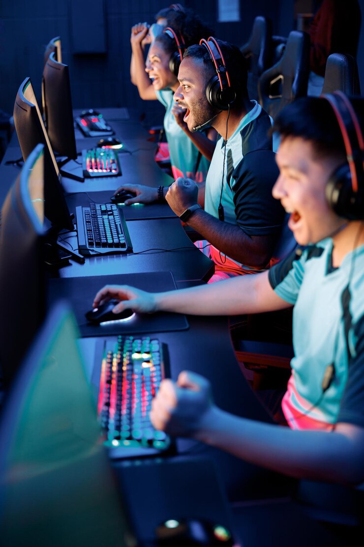 Équipe de joueurs professionnels jouant sur PC dans un club de jeux