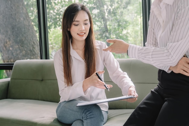 Photo Équipe de marketing ou de responsable analytique vêtue de costumes travaillant avec des cartes papier