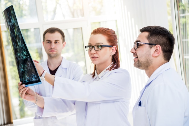 Équipe De Médecins Ayant Un Conseil Médical à L'hôpital. Discuter Des Problèmes Médicaux.