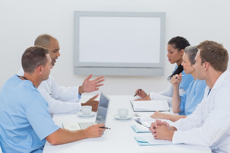 Photo équipe de médecins ayant une réunion