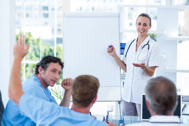 Photo Équipe de médecins ayant une séance de brainstorming