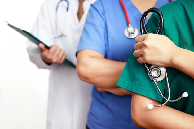 Une équipe de médecins prête à s'occuper des personnes malades de COVID-19 à l'hôpital