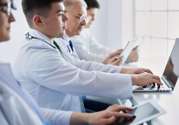 Équipe médicale assise et discutant à table