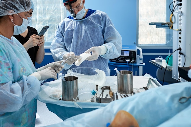 L'équipe médicale effectue l'opération - une série d'images liées à la chirurgie. Vraiment moderne, frais d'exploitation, lutte pour la vie