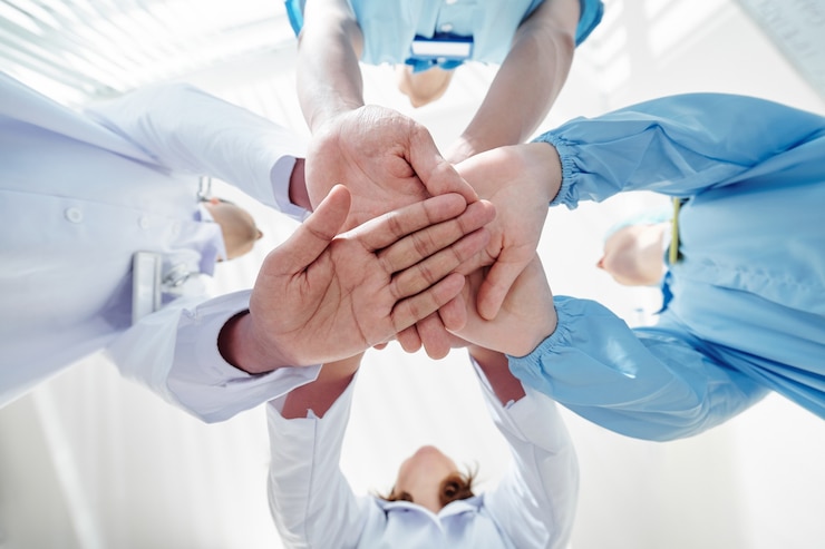 Photo équipe médicale empiler les mains
