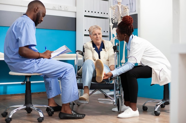 Équipe médicale s'occupant de l'utilisateur d'un fauteuil roulant
