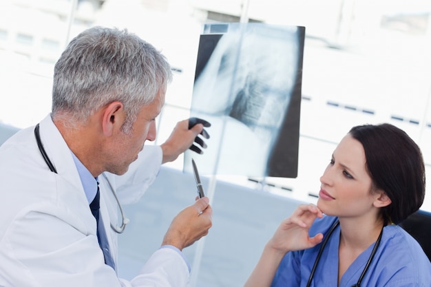 Équipe médicale sérieuse regardant une radiographie