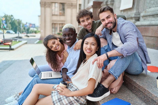 Photo Équipe multiculturelle d'étudiants pointant vers vous