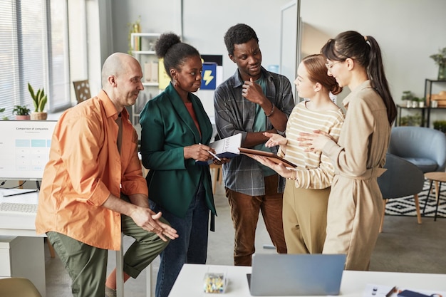 Photo Équipe multiculturelle moderne au bureau