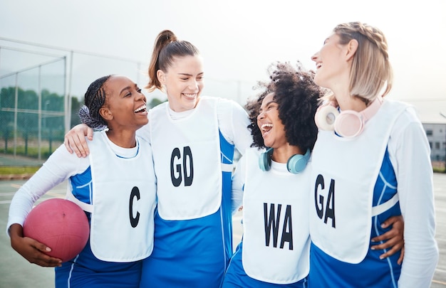 Photo Équipe de netball et amis riant ensemble femmes sur un terrain extérieur et sports amusants et diversité entraînement de groupe d'athlètes heureux pour le jeu et la génération z avec forme physique et confiance avec soutien et humour