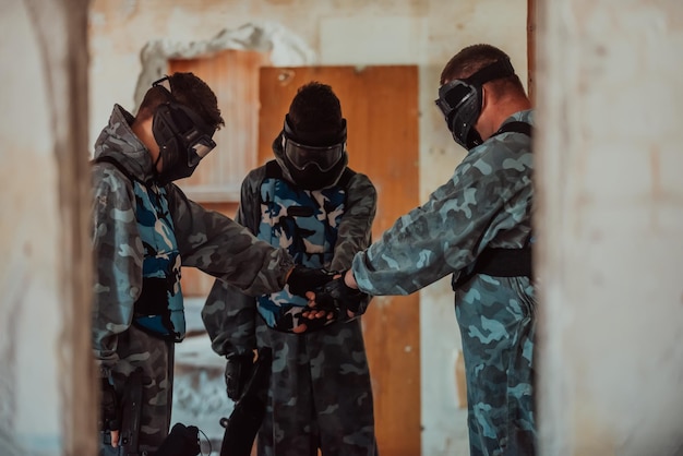 L'équipe de paintball s'accorde sur la tactique avant le début du combat Mise au point sélective