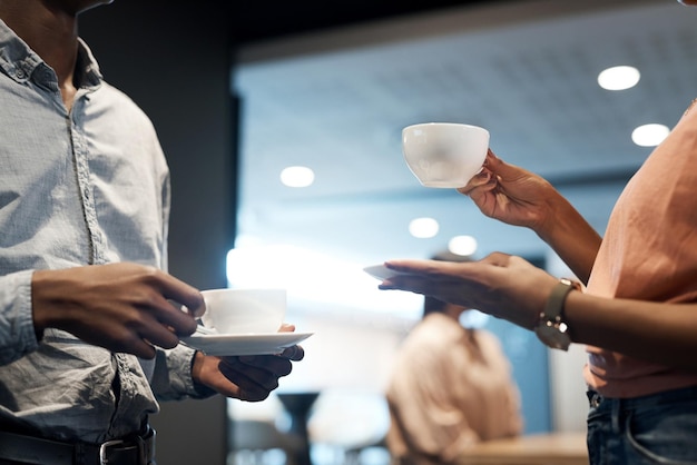 Photo Équipe de pause-café et gros plan avec les mains lors d'un événement de réseautage pour une discussion avec un partenariat travail d'équipe professionnel et thé pour une conversation avec la main dans une entreprise avec communication