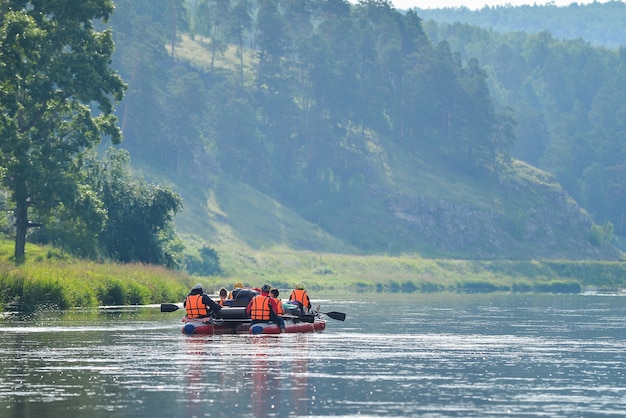 Photo une équipe de personnes descend la rivière sur un catamaran gonflable, la russie, le bachkortostan, la rivière ay
