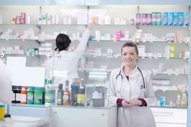 équipe de pharmaciens chimistes groupe de femmes debout dans la pharmacie pharmacie