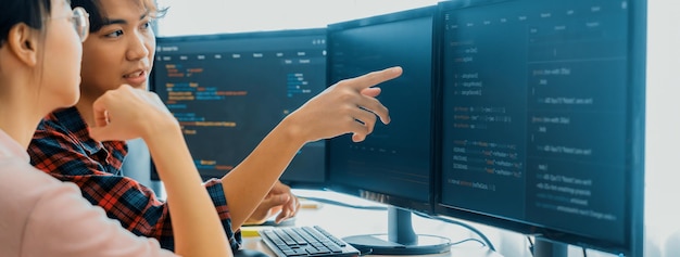 Une équipe de programmeurs professionnels discute du codage Web au bureau en plein essor