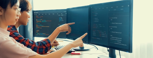 Une équipe de programmeurs professionnels discute du codage Web au bureau en plein essor