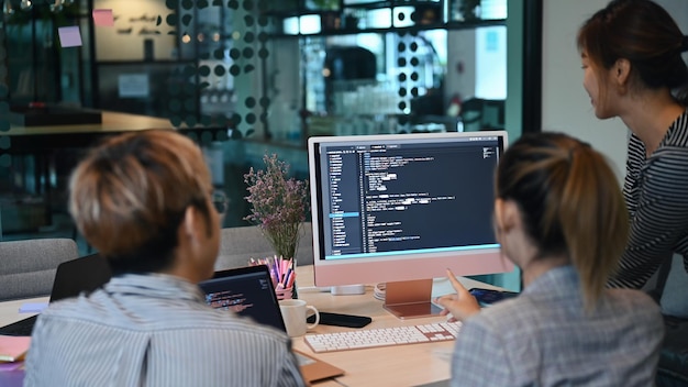 Une équipe de programmeurs travaillant dans un bureau moderne