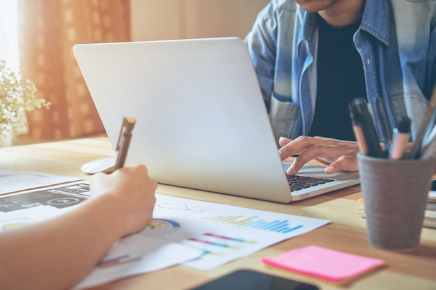 L&#39;équipe qui aide à faire du brainstorming