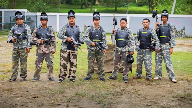 l'équipe qui se prépare à jouer au paint ball