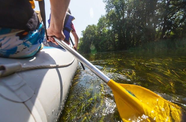 Équipe de rafting, sports nautiques extrêmes d'été