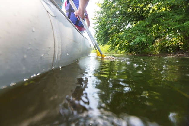 Équipe de rafting, sports nautiques extrêmes d'été