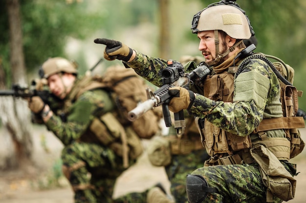 L'équipe des Rangers se bat sur le territoire occupé par l'ennemi