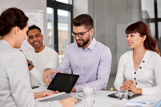 une équipe de recruteurs avec une tablette lors d'un entretien d'embauche