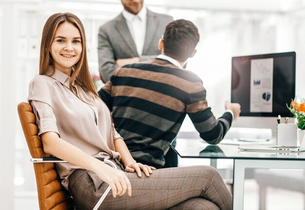 Équipe de rédacteurs travaillant sur un nouveau projet publicitaire sur le lieu de travail dans le Studio. La photo a un espace vide pour votre texte.