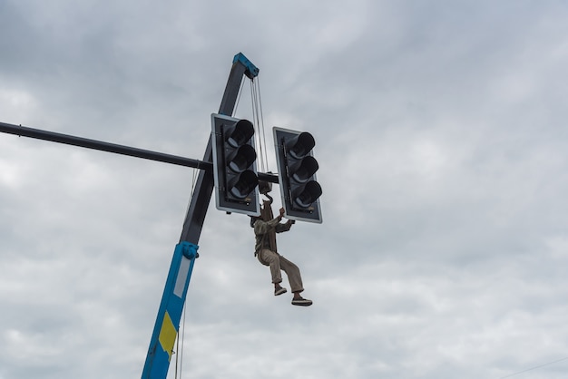 Photo l'équipe de réparation d'électriciens dépanne les règlements régissant les feux de circulation