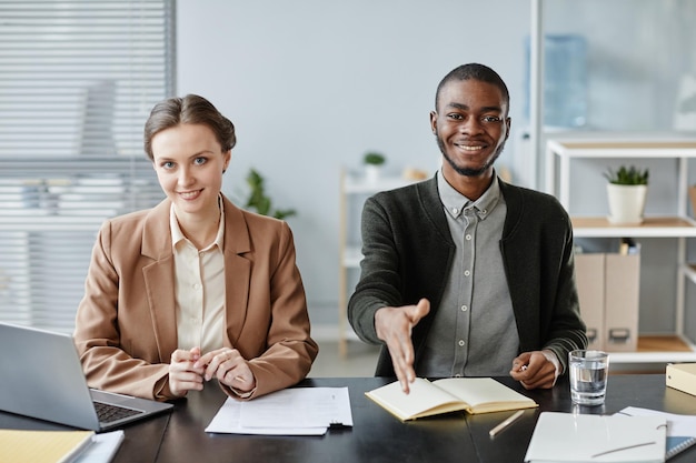 L'équipe des ressources humaines en entretien d'embauche