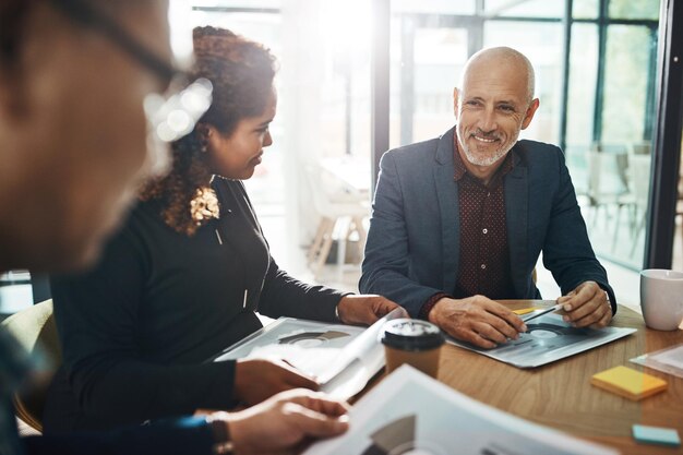 Photo Équipe de réunion d'affaires et planification au bureau pour la vision ou le succès de la discussion sur la stratégie heureuse femme d'un groupe d'entreprises et homme d'affaires pour la collaboration à l'agence financière pour l'objectif ou le budget