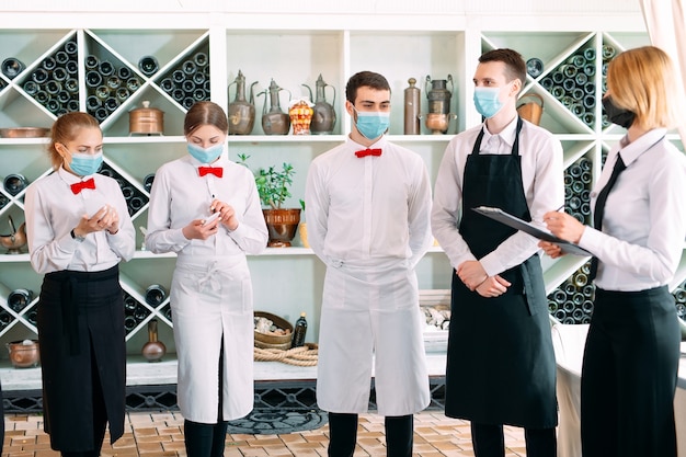 L'équipe de service d'un restaurant