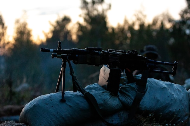 Équipe de tireurs d'élite armée d'un fusil de tireur d'élite de gros calibre tirant sur des cibles ennemies