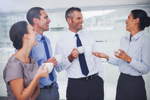 Photo Équipe de travail joyeuse pendant les pauses dans un bureau lumineux