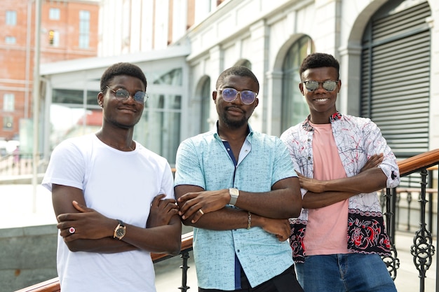 Photo Équipe de trois amis africains